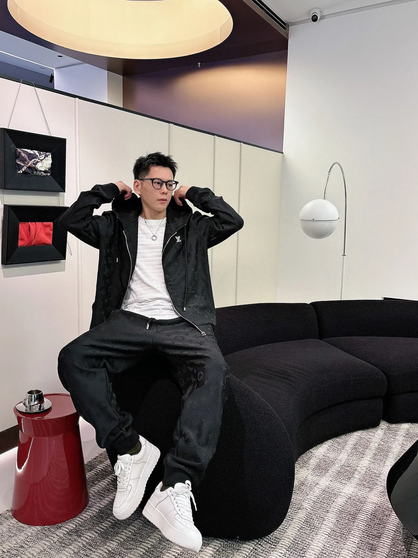 🅿️720 [LV Louis Vuitton] hot-selling suit is coming. Focus on the original version of the official website. 2025 new hot-selling cardigan and sweatshirt suit. The original order is the best. 🇭🇰The meticulous work of top designers. It has a fitting and perfect upper body effect. All-natural high-quality Tencel Roman cotton 100%, close-fitting comfort, noble and elegant! Original hardware embodies elegance and nobility! Counter size: M-3XL (maximum wear up to 190 pounds)